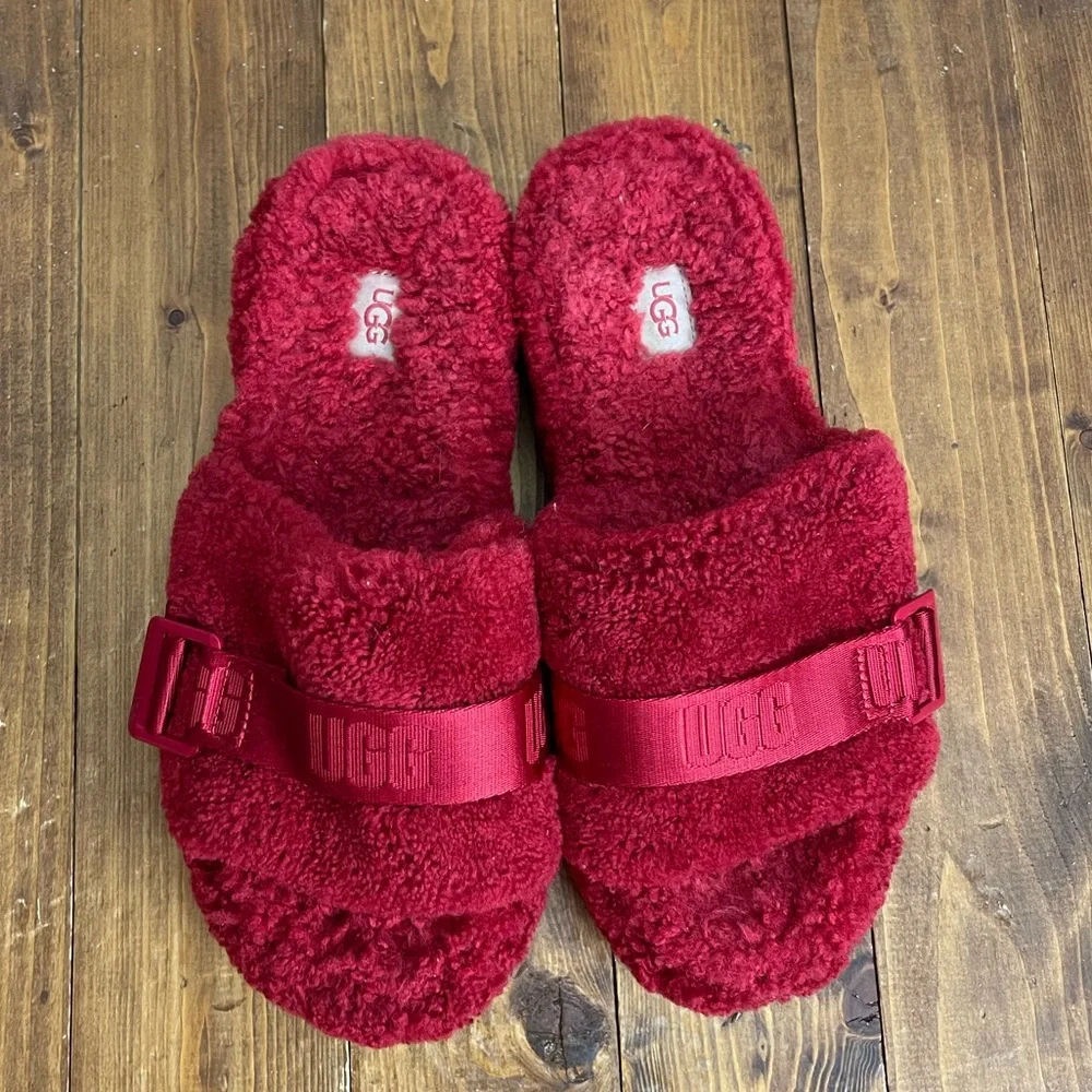 Ugg size 9 Fluffita red fuzzy platform slides